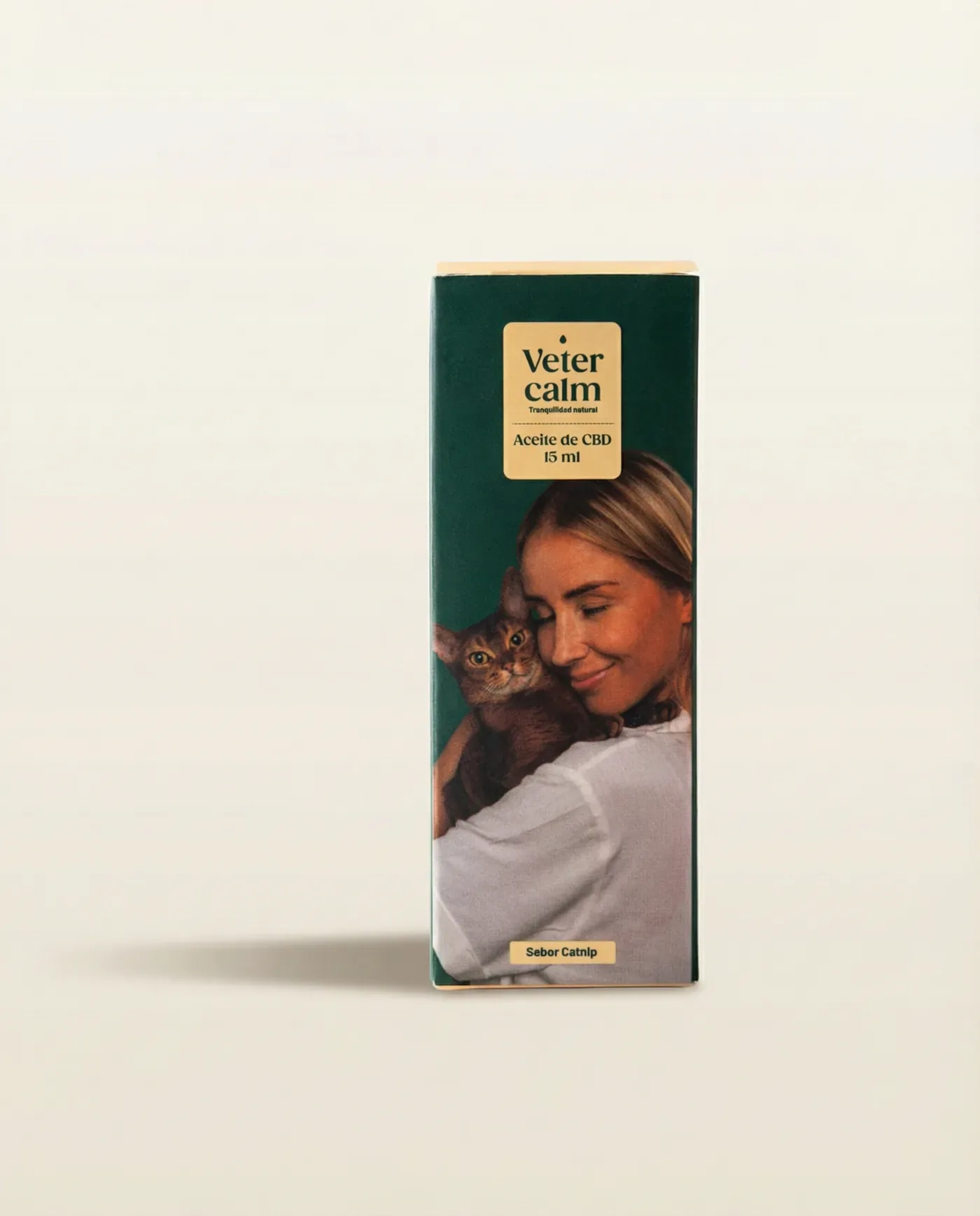Caja Vetercalm Gatos con mujer rubia abrazando un gato abisinio, fotografía editorial sobre fondo crema