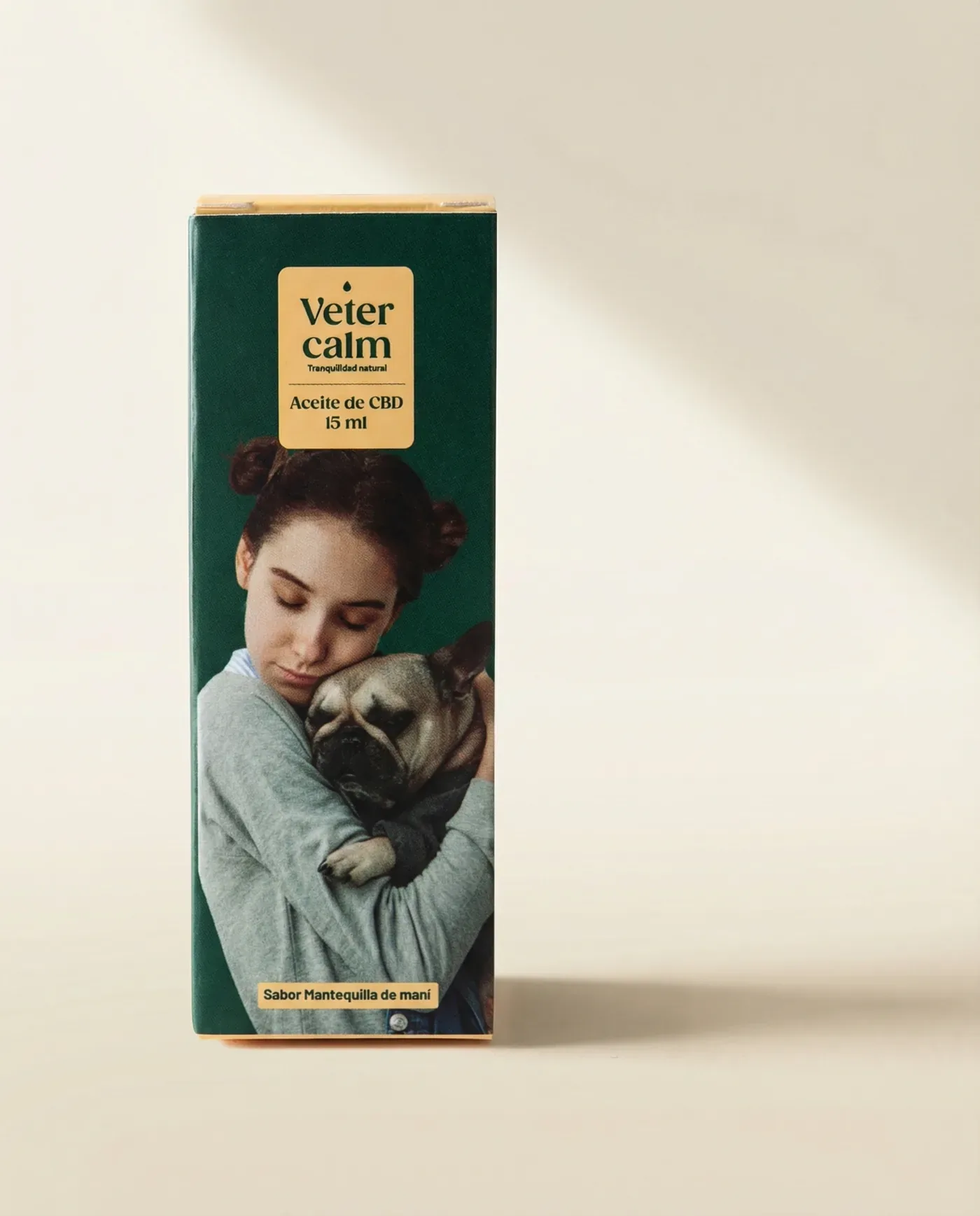 Caja Vetercalm Perros con mujer joven abrazando un bulldog francés, fotografía editorial sobre fondo crema
